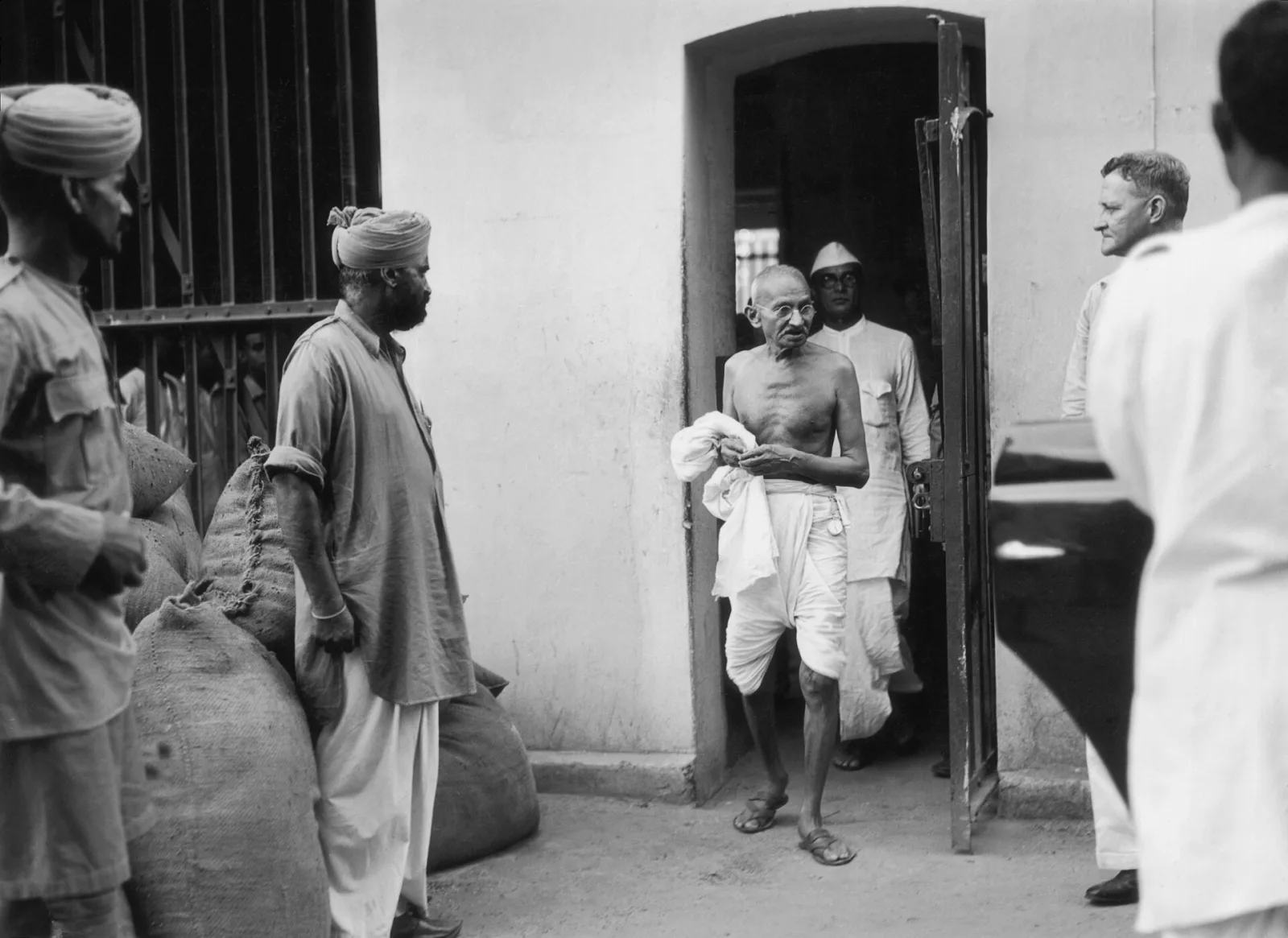 Mahatma Gandhi leaves Presidency Jail in Calcutta