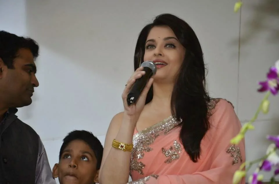 Aishwarya Rai Bachchan inaugurates Kalyan Jewellers' store