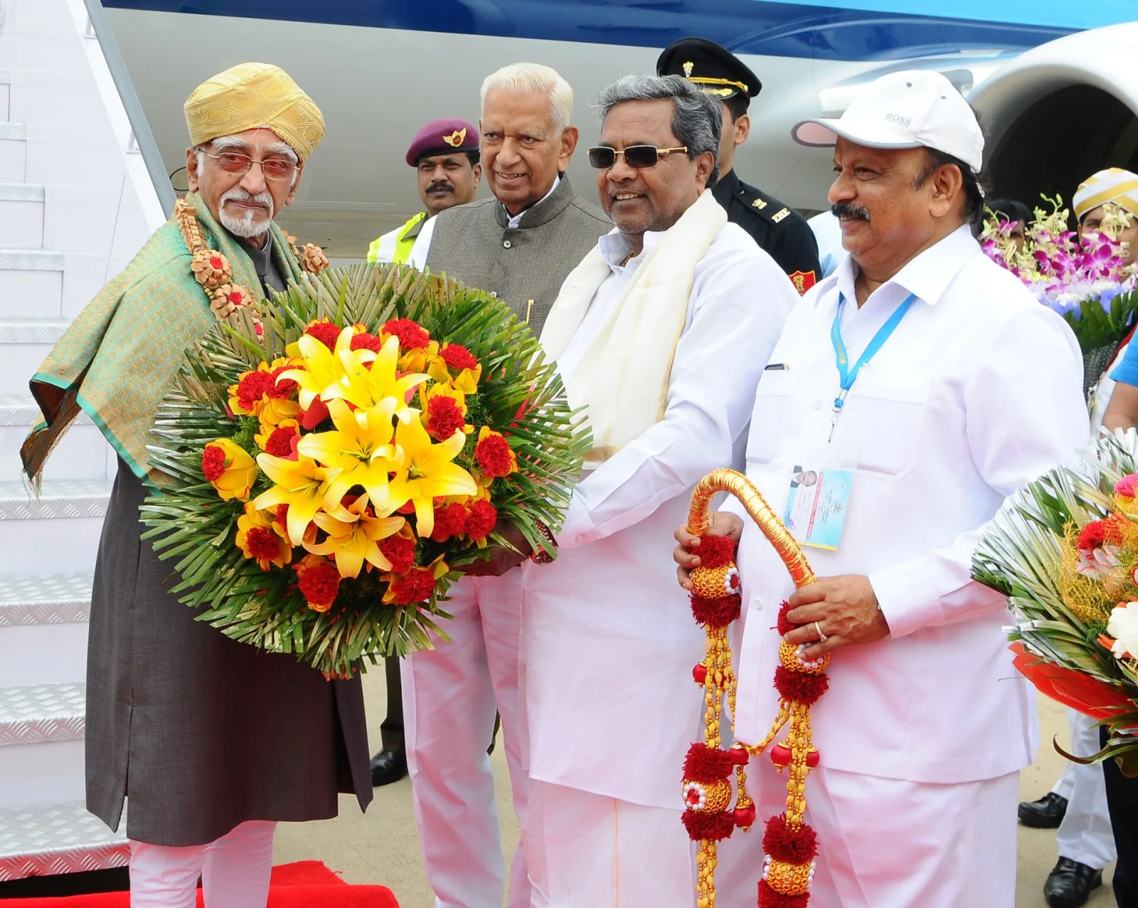 The Vice President, Shri M. Hamid Ansari being received by the Governor of Karnataka, Shri Vajubhai Rudabhai Vala and the Chief Minister of Karnataka, Shri K. Siddaramaiah, on his arrival, in Bengalur
