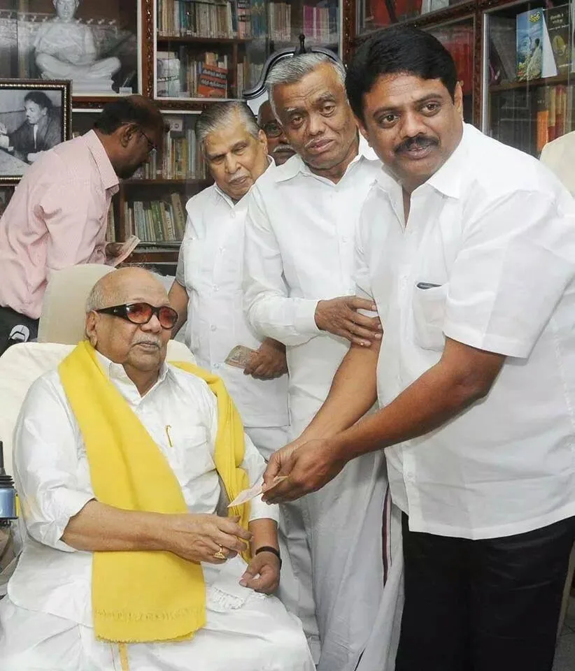 Sedapatti Muthiah and his son Manimaran with Kalaingar Karunanidhi