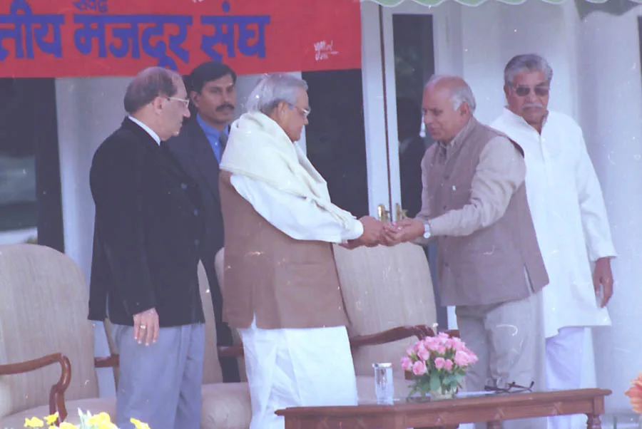 The Prime Minister Shri Atal Bihari Vajpayee is being felicitated by the members of Bhartiya Mazdoor Sangh (BMS), for merging 50% basic pay with Dearness Allowance, at a function in New Delhi on Febru