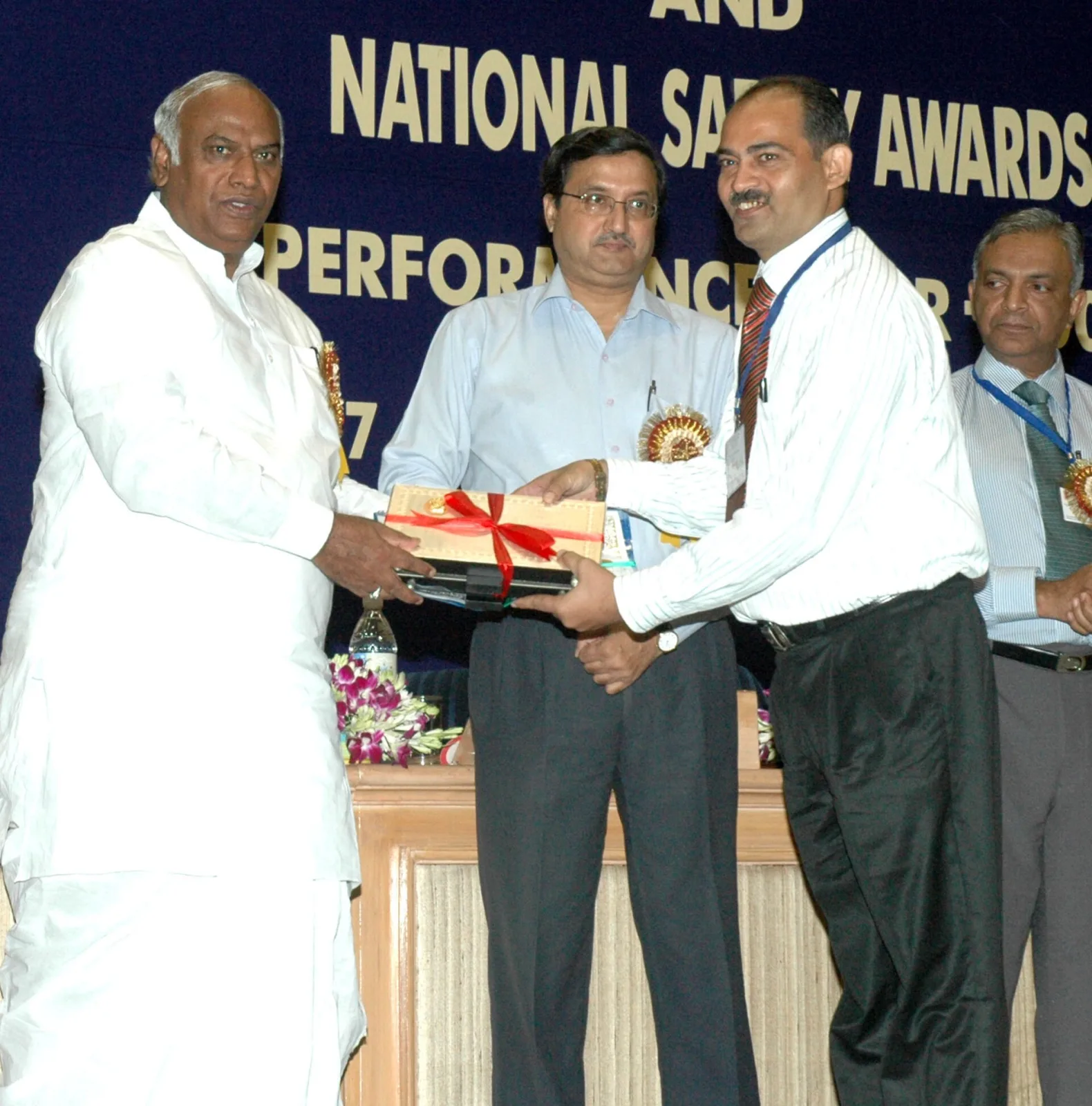 The Union Minister of Labour and Employment, Shri Mallikarjun Kharge gave away the Vishwakarma Rashtriya Puraskar and National Safety Awards, in New Delhi on September 17, 2009
