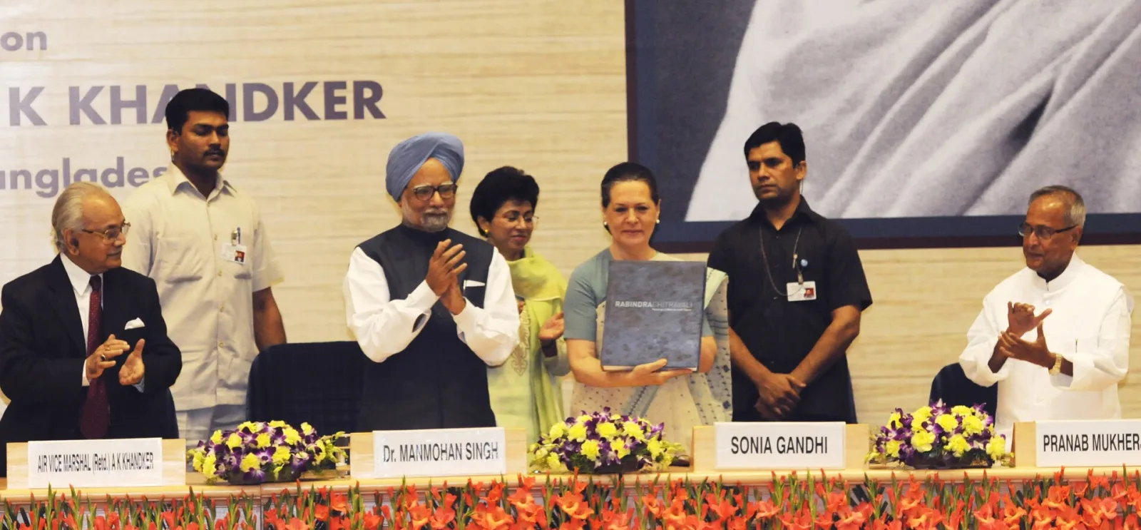 The Chairperson, National Advisory Council, Smt. Sonia Gandhi releasing a Commemorative Volume on Tagore’s paintings “Rabindra Chitravali”