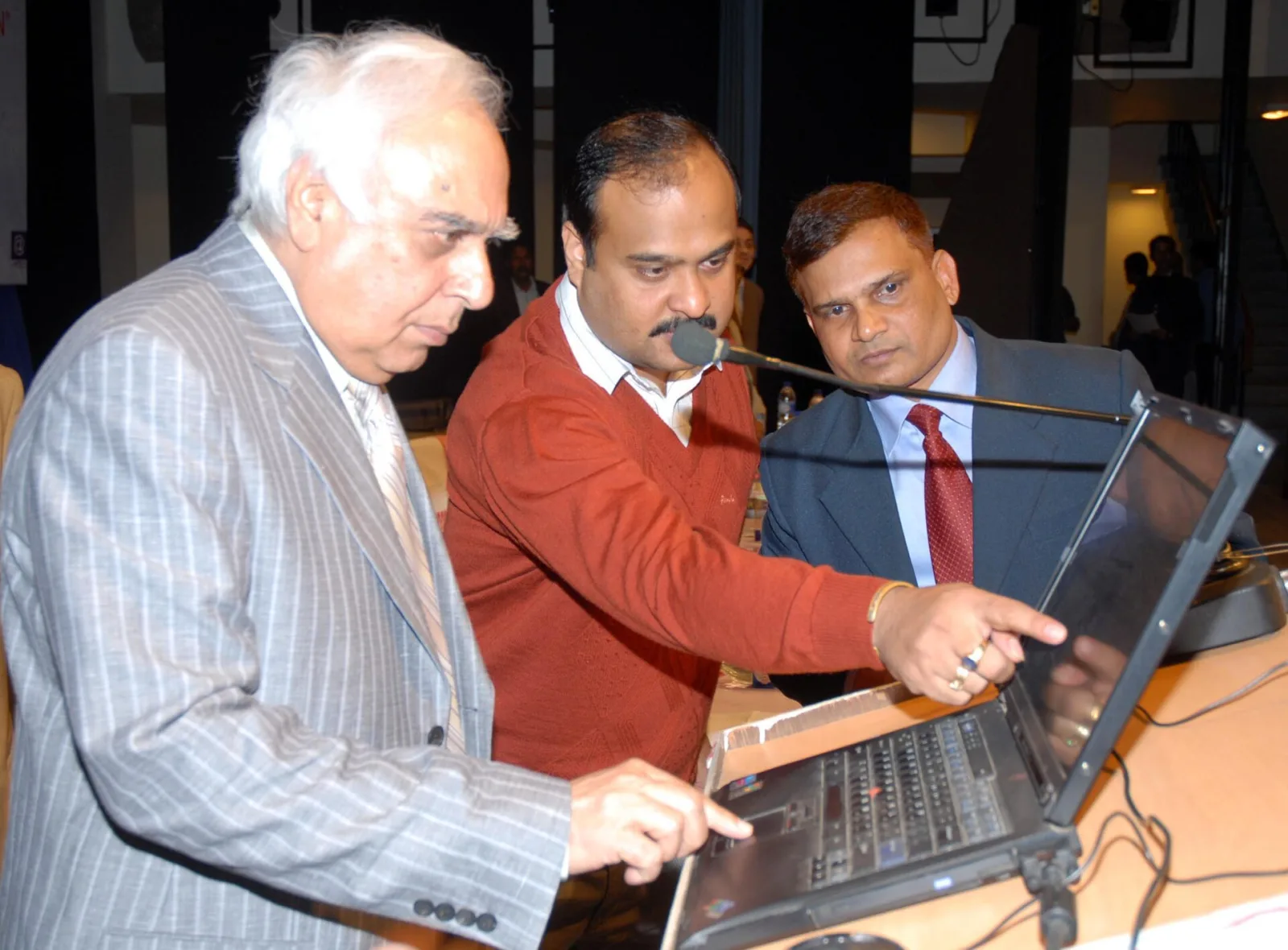 The Union Minister of Science & Technology and Earth Sciences, Shri Kapil Sibal launching the Website on Seismic Microzonation of Guwahati, at Guwahati on January 18, 2008