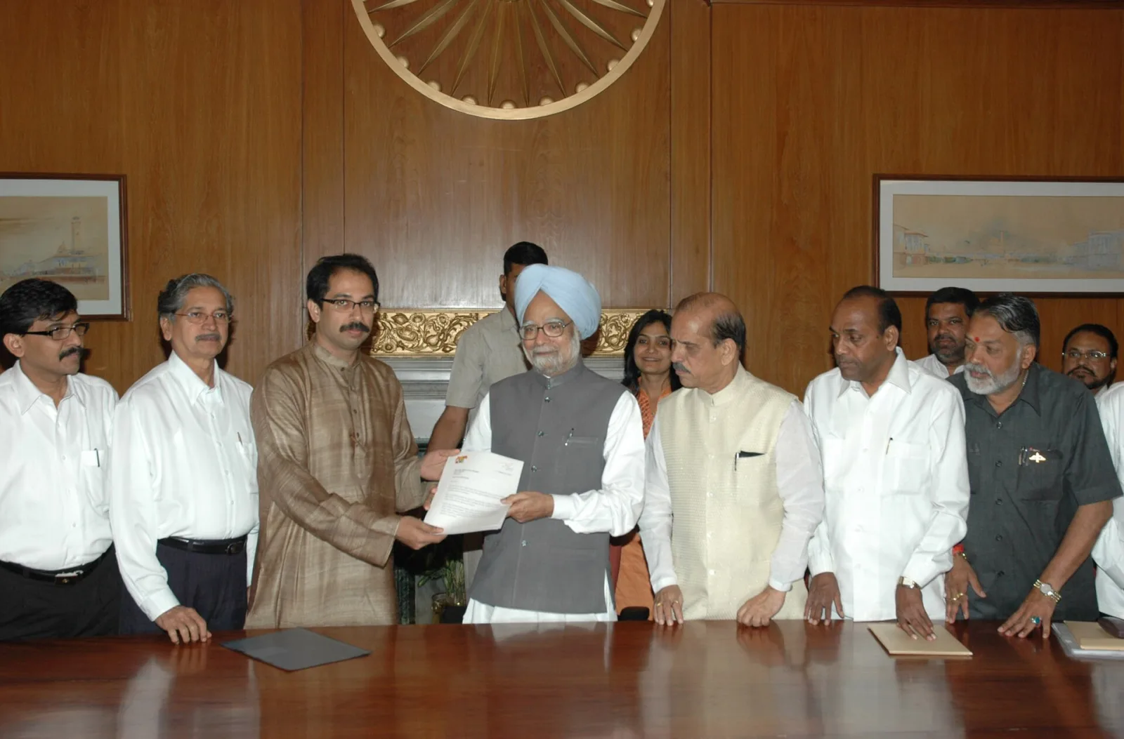 A Shiv Sena delegation led by the former Chief Minister of Maharashtra, Shri Manohar Joshi and the Shiv Sena Executive President, Shri Uddhav Thackeray calling on the Prime Minister, Dr. Manmohan Sing