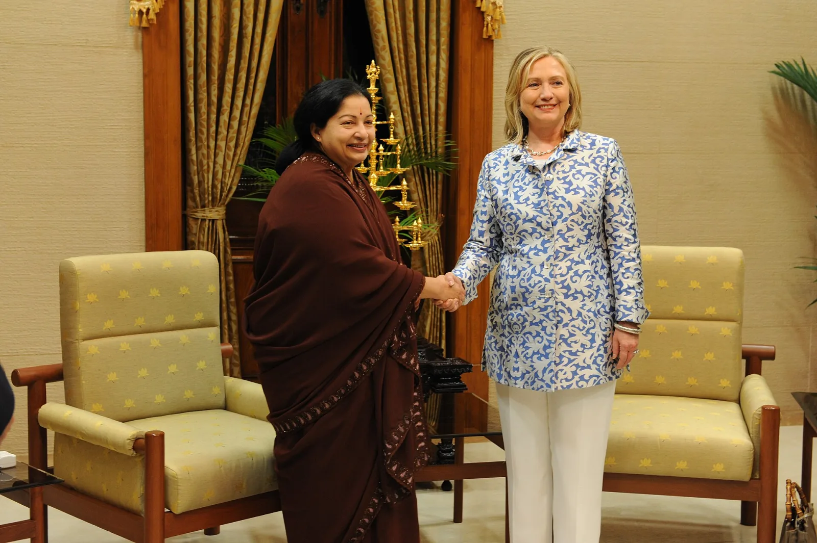Secretary Clinton and Tamil Nadu Chief Minister Javalaithaa Shake Hands