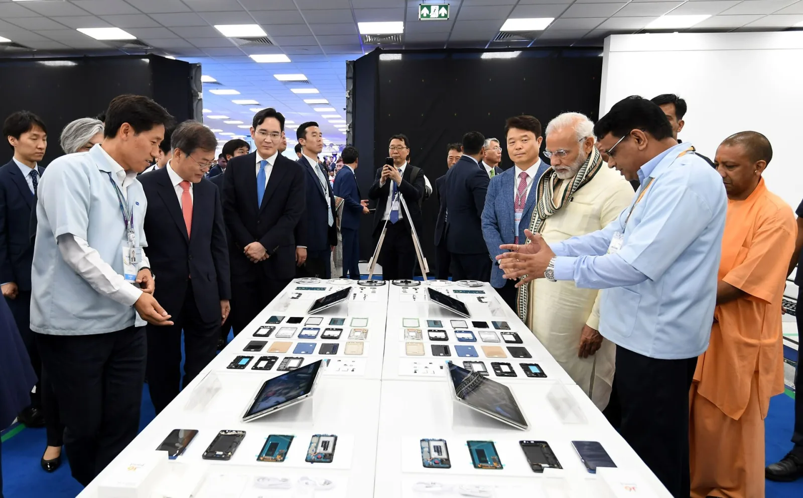 The Prime Minister, Shri Narendra Modi and the President of the Republic of South Korea, Mr. Moon Jae-in taking a tour of World’s Largest Mobile Factory, in Noida, Uttar Pradesh