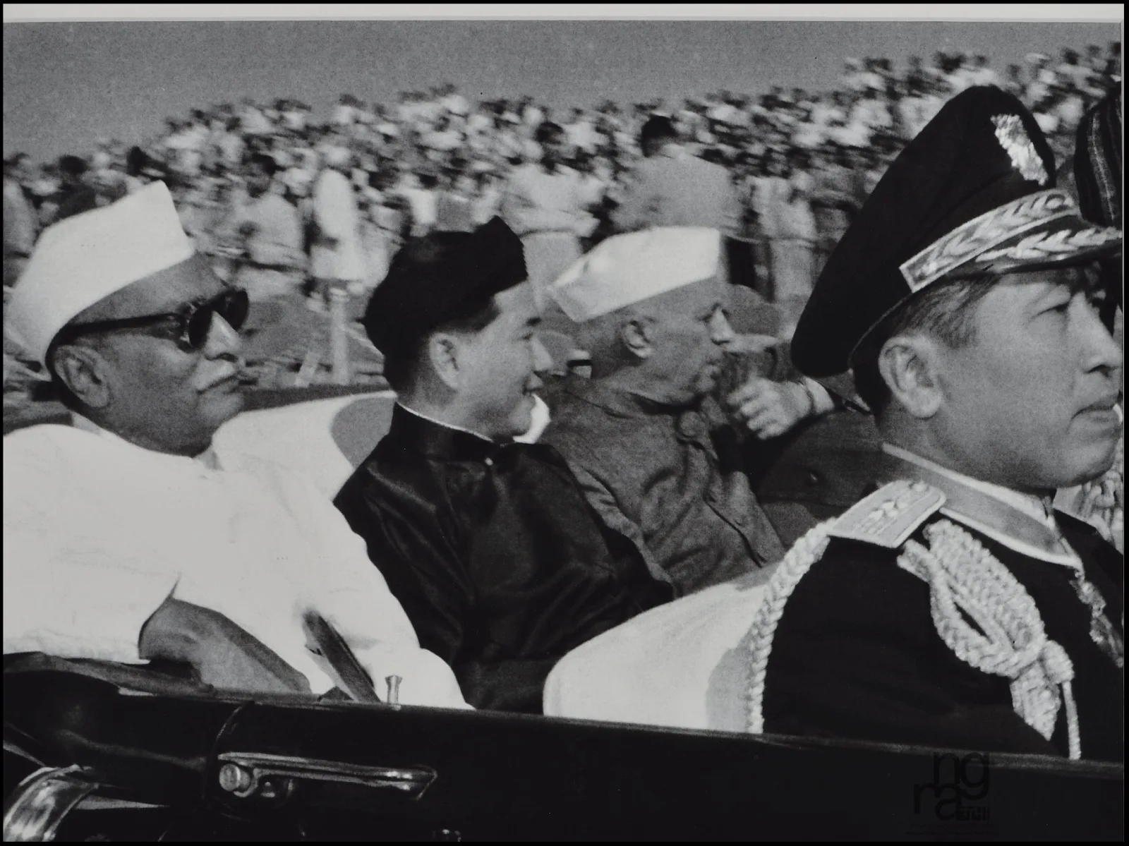 Indian President Rajendra Prasad (left) and Indian Jawaharlal Nehru (right) receiving South Vietnam President Ngo Dinh Diem (centre)