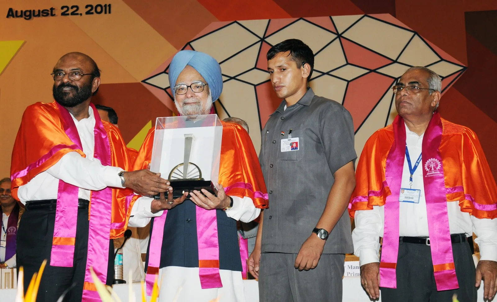 Manmohan Singh being presented a memento by the Chairman of IIT Kharagpur, Dr. Shiv Nadar, at the Diamond Jubilee Celebrations and 57th Annual Convocation of Indian Institute of Technology Kharagpur, 